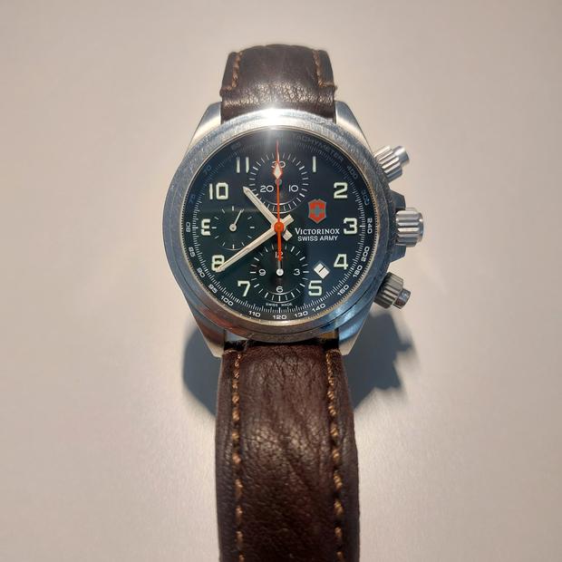 Victorinox V.25160 Stainless steel | Dealer | EveryWatch