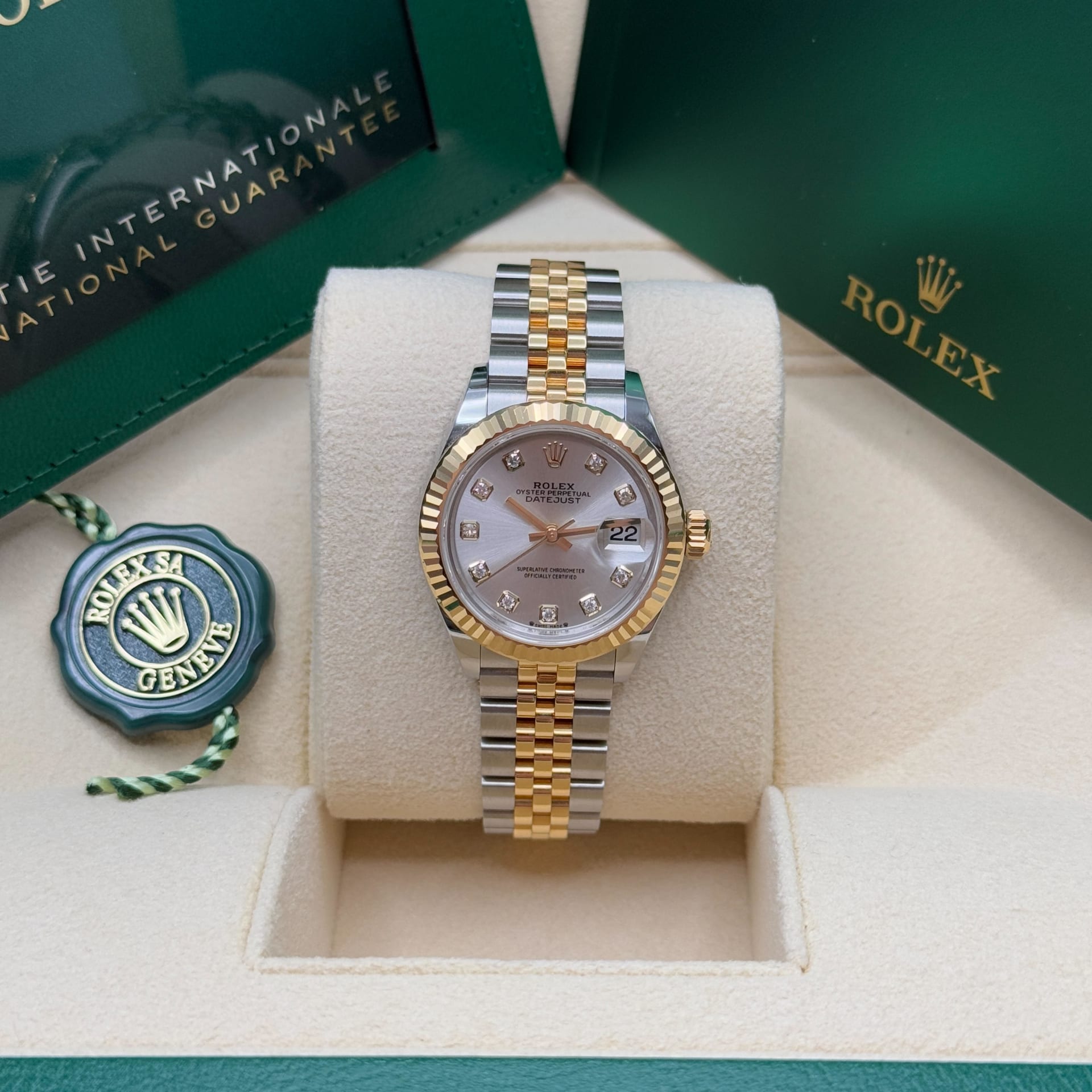 oooow様　ホワイト Rolex Lady-Datejust 79159 White gold Silver 2000 | Dealer | EveryWatch
