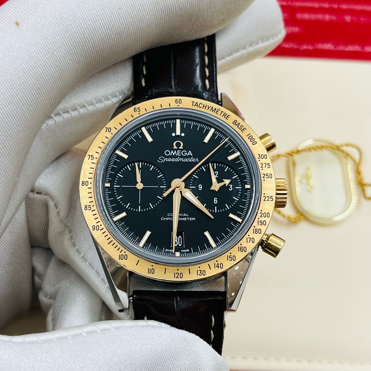 Omega Speedmaster 3311.20.00 Yellow gold White Italy | Dealer