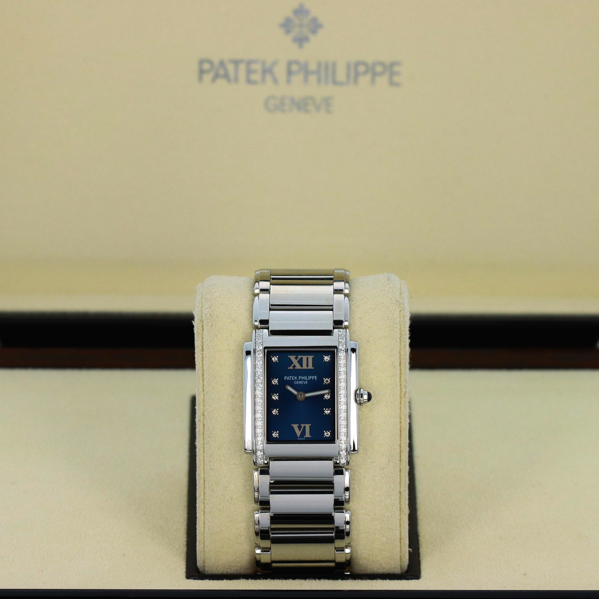 Patek Philippe Twenty~4 4908/200G-001 White gold Gray | Dealer